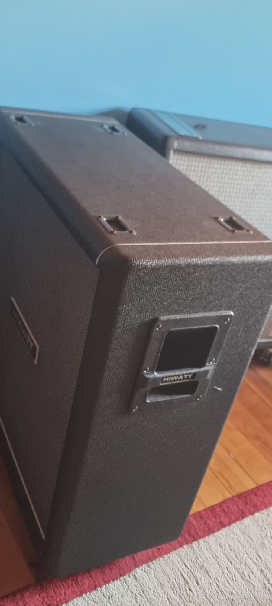 Гітарні кабінети Marshall 1960АХ; Hiwatt