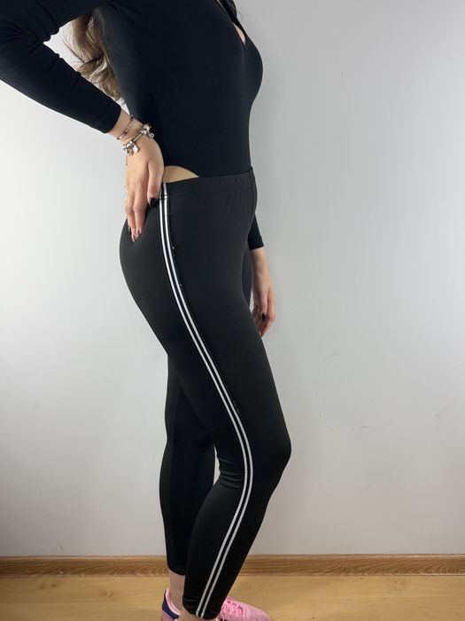 Czarne wygodne elastyczne leginsy getry z lampasami rozmiar M/L