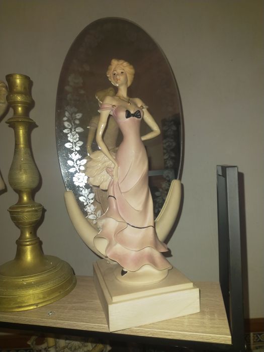 Estátua de marfinite com espelho