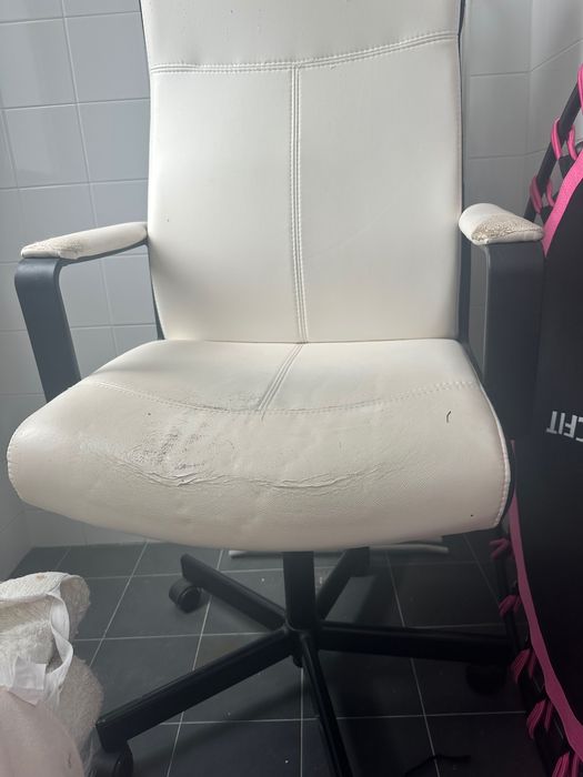 Cadeira de escritório branca usada
