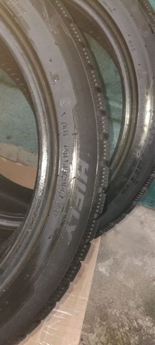 Шини зимові 235/45/R18