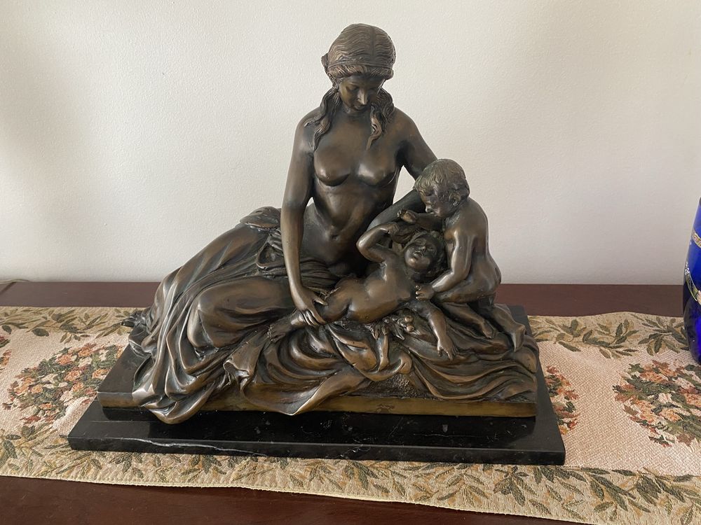 Estatua em bronze e base em marmore de Mãe e filhos, lindissima