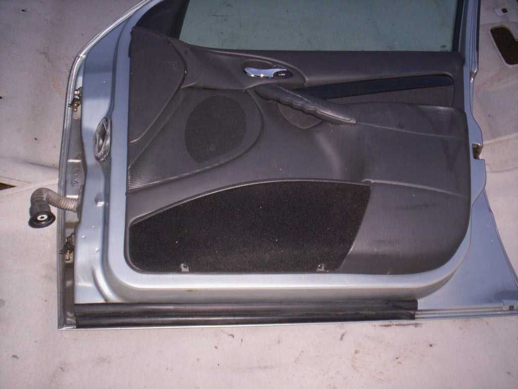 FORD FOCUS MK1 - Drzwi Prawy przód - Hatchback , Combi - Srebrne D1 !!