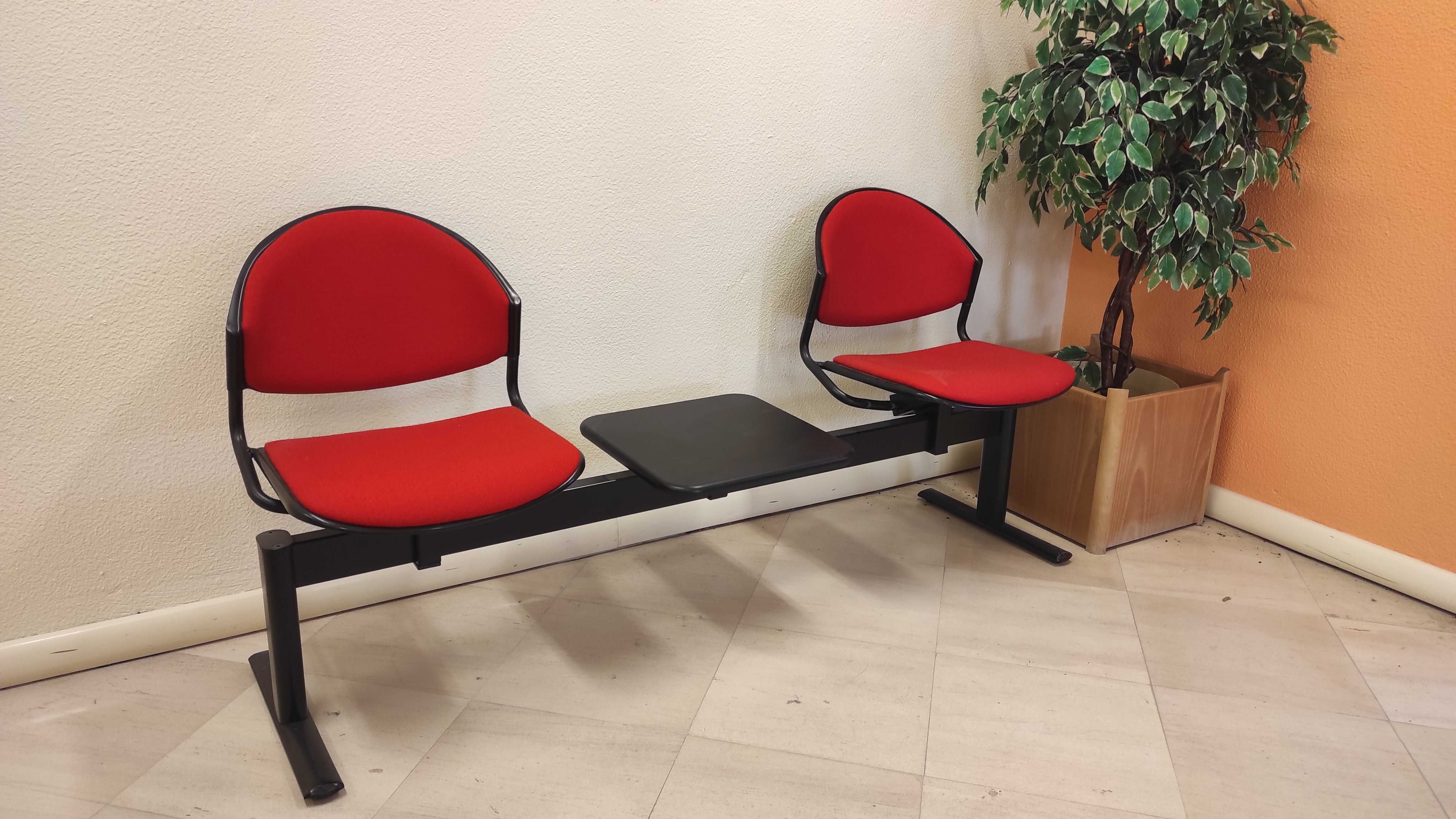 Cadeiras para sala de espera com mesa de apoio - em excelente estado