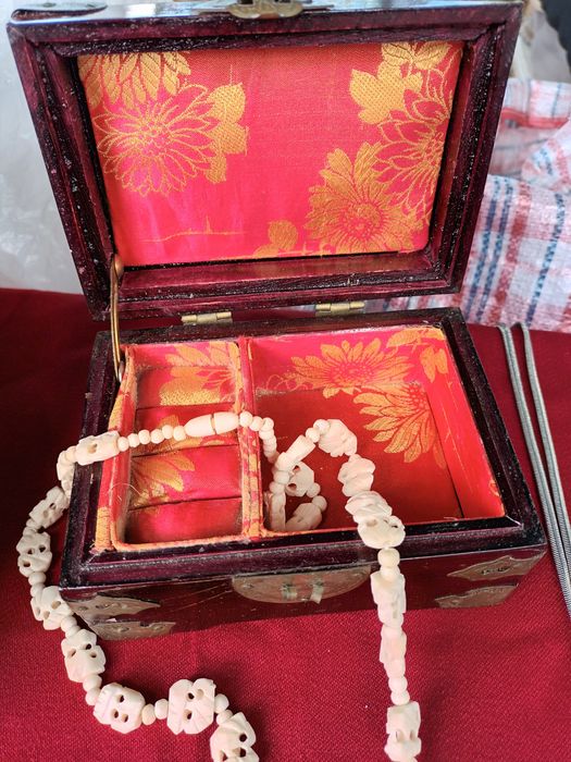 Pequena caixa chinesa com embutidos em latão e talvez jade