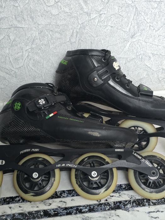 Patins de velocidade e mala de viagem