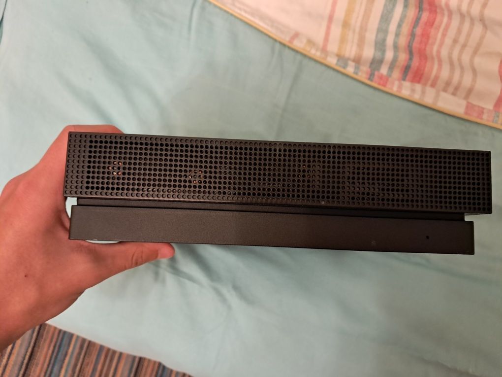 XBOX One X 1tb z padem