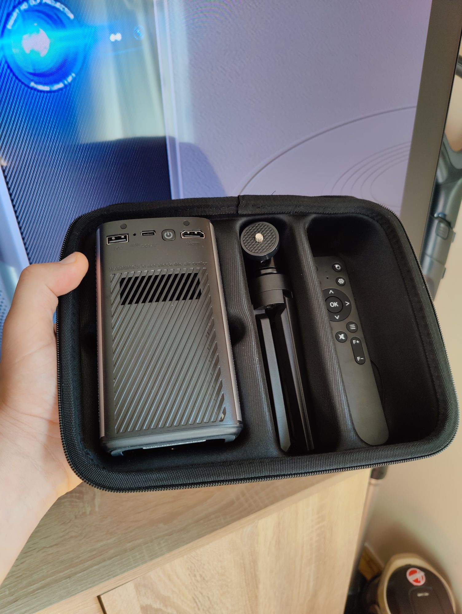 Byintek P70 DLP projektor, 8000 mAh, z Androidem