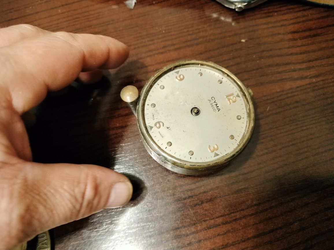 Relógio antigo Cyma de secretária ou cabeceira para restaurar.