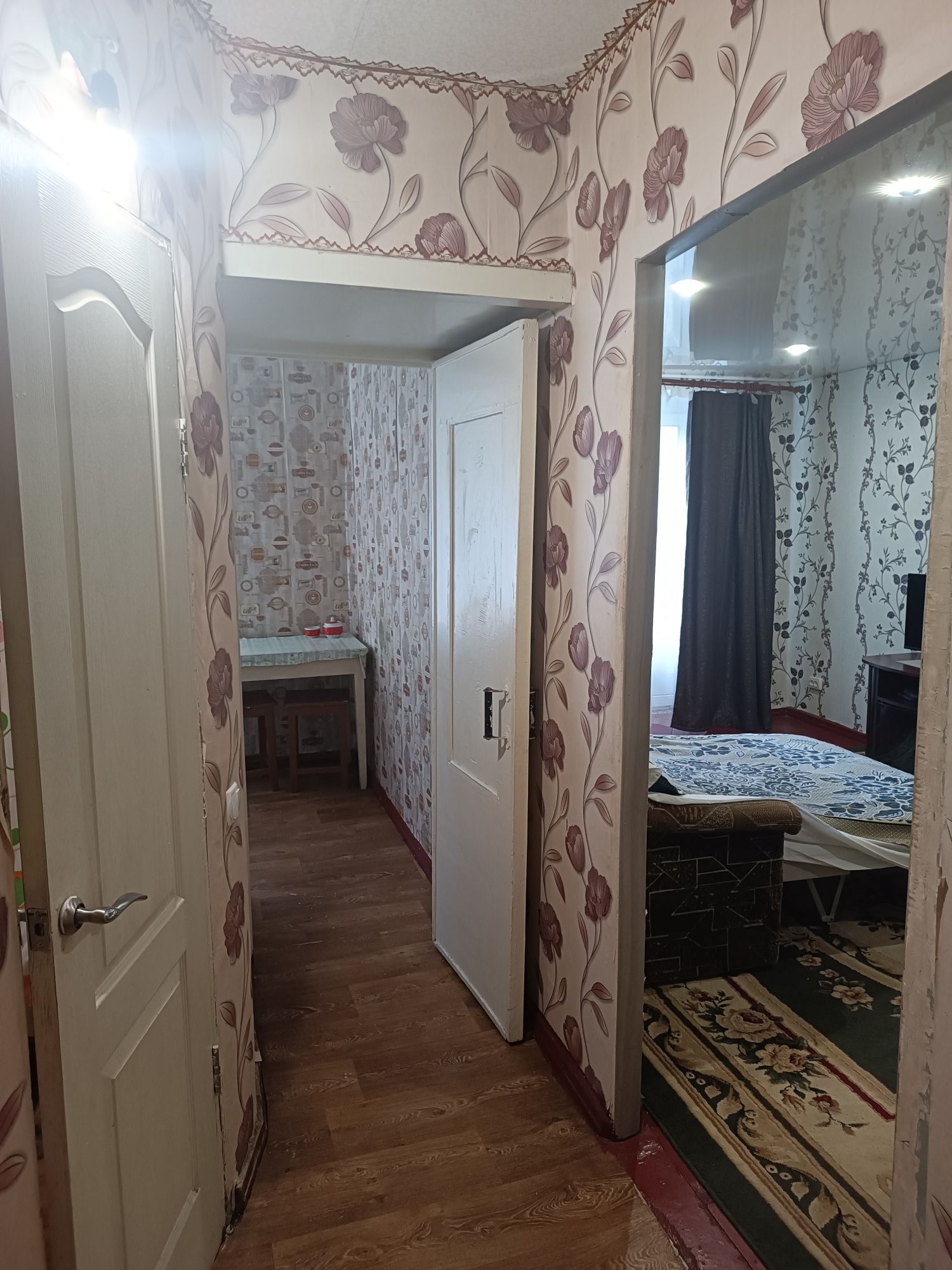 Продам 2-ух комнатную квартиру.в районе маленького самолёта.