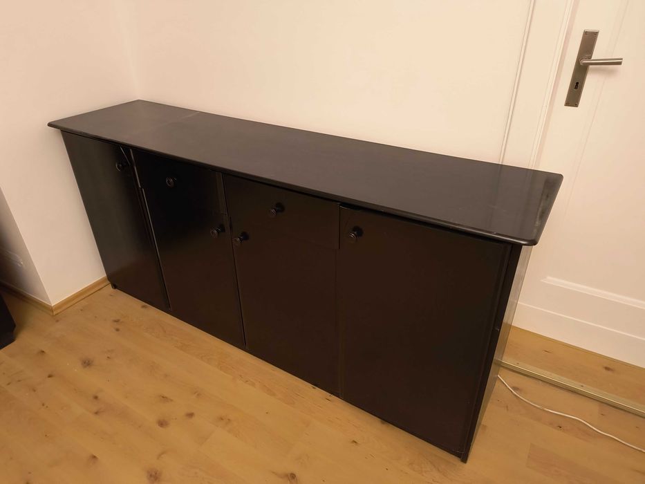 Czarne meble drewniane