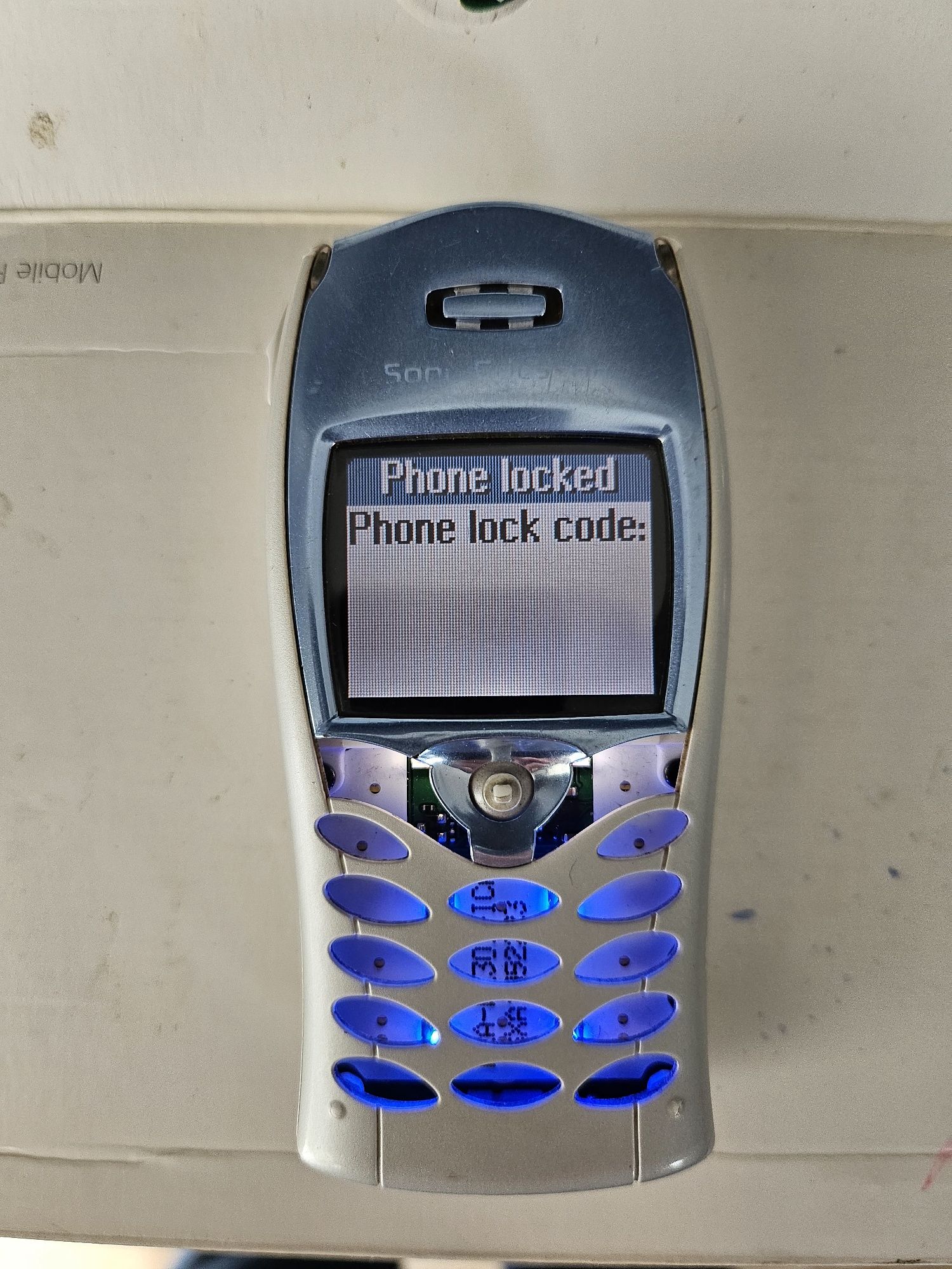 Stary telefon Sony Ericsson T68i na części / klapka P910