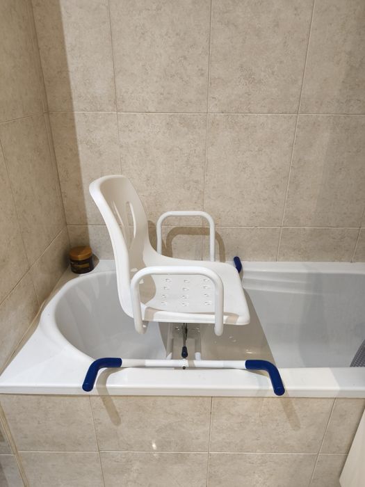 Cadeira de banho rotativa para pessoas com mobilidade reduzida