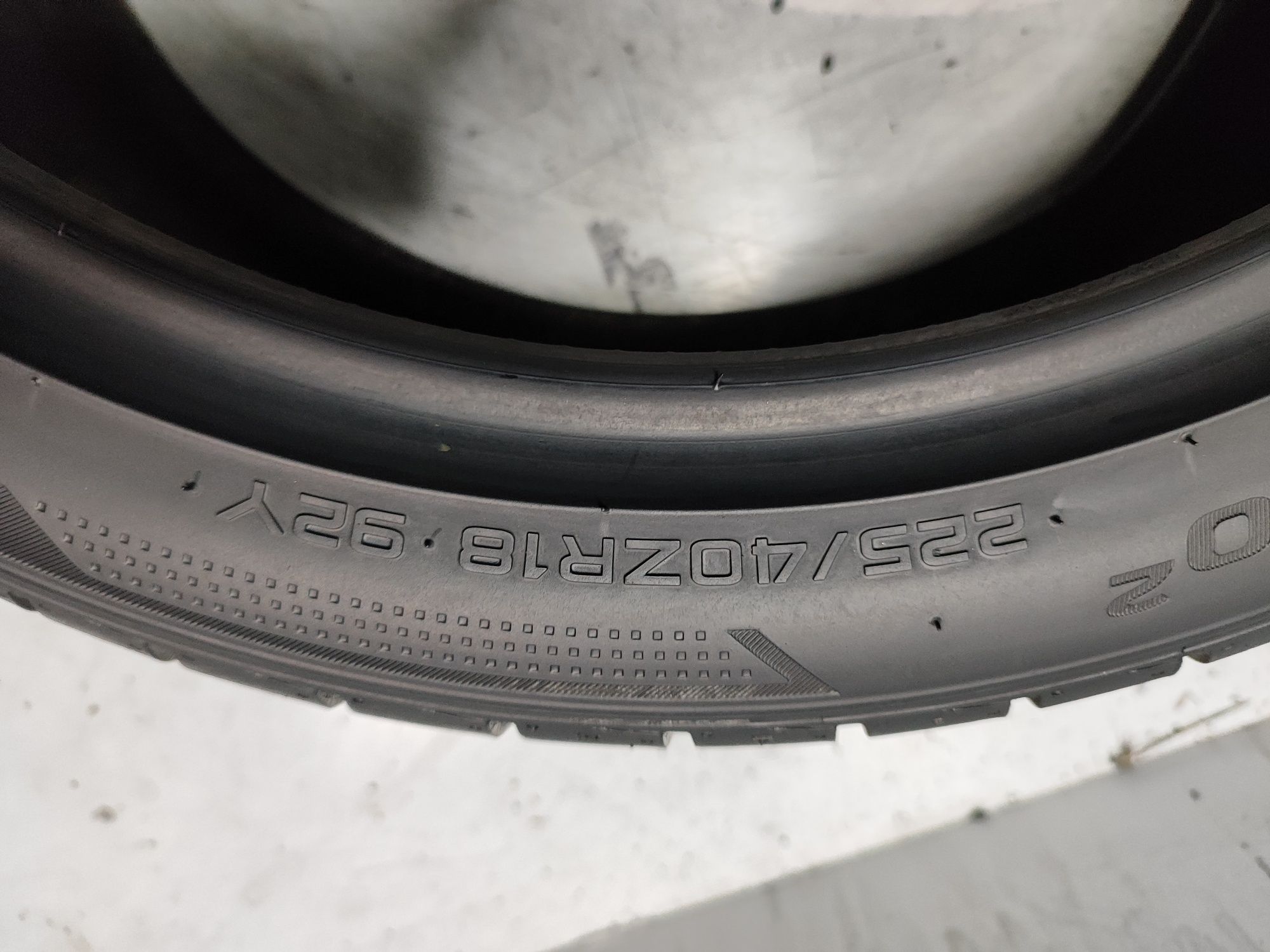 2 pneus semi novos Hankook 225/40R18 92Y Oferta dos Portes