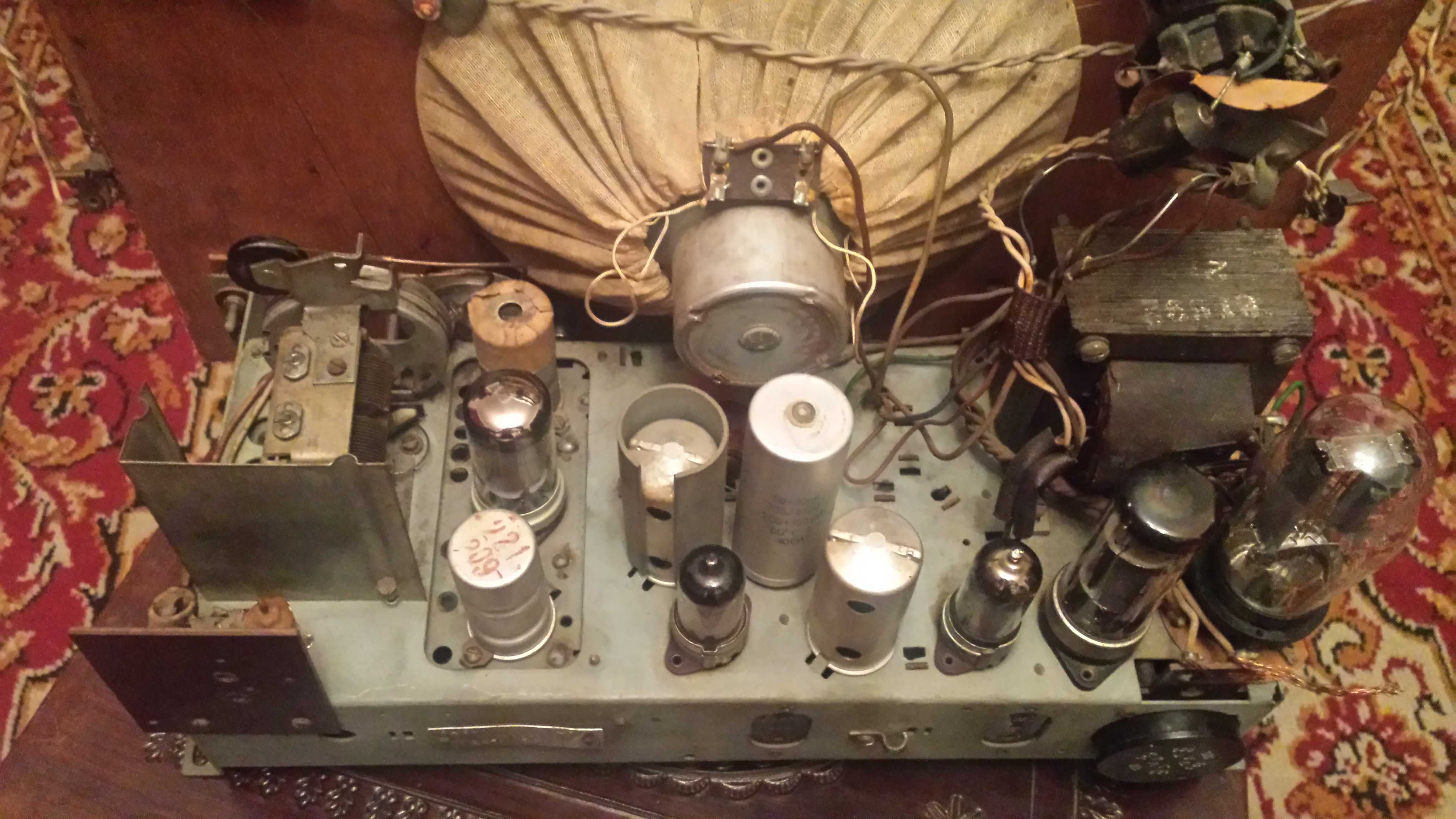 Rádio a Válvulas Radiola RA841A