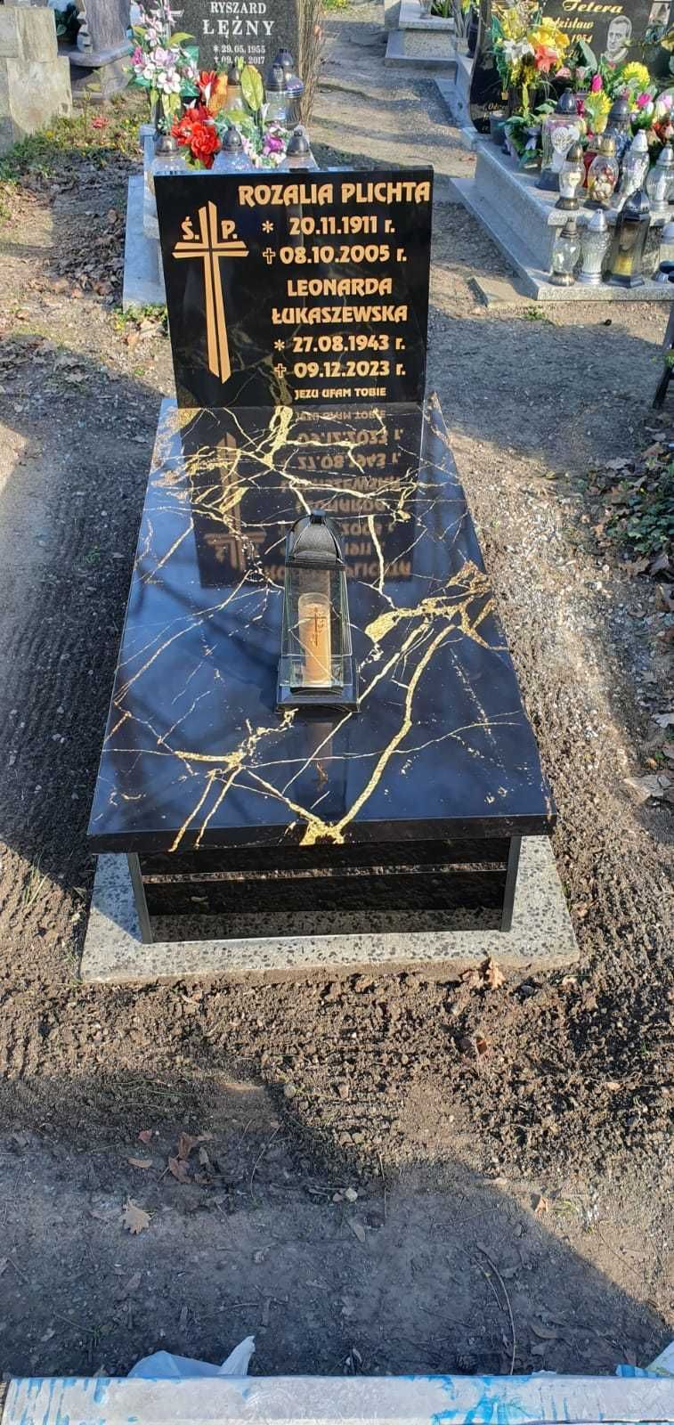 Nagrobki z kompozytu, odporne na warunki atmosferyczne. 3050zł.
