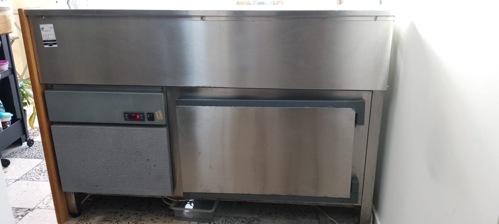 Vendo vitrine em bom estado!