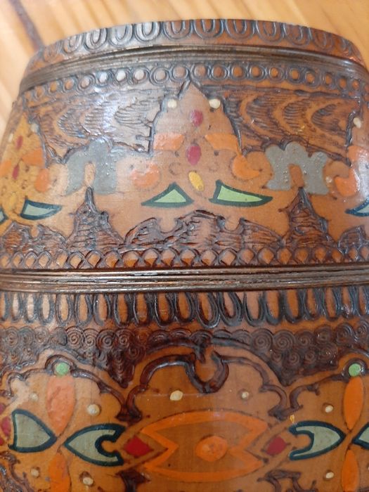 Barril (brandy) de madeira primitiva feito à mão.