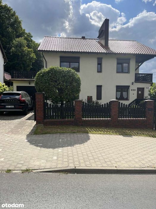 Piękny dom przy lesie bukowym, centrum Trzebnicy, droga asfaltowa