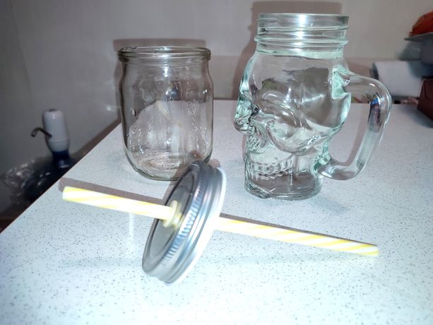 Стеклянная кружка стакан в виде черепа с крышкой и трубочкой.