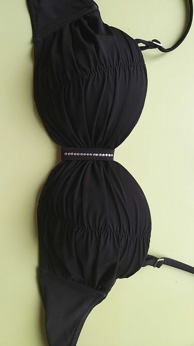 Раздельный черный купальник бандо со стразами