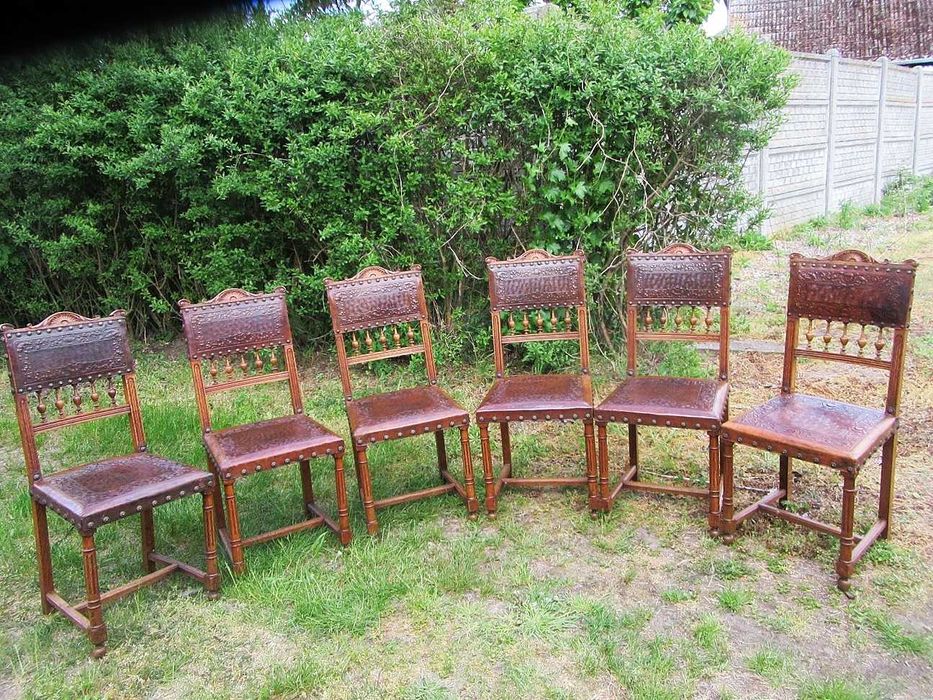 Komplet krzeseł obitych tłoczoną skórą