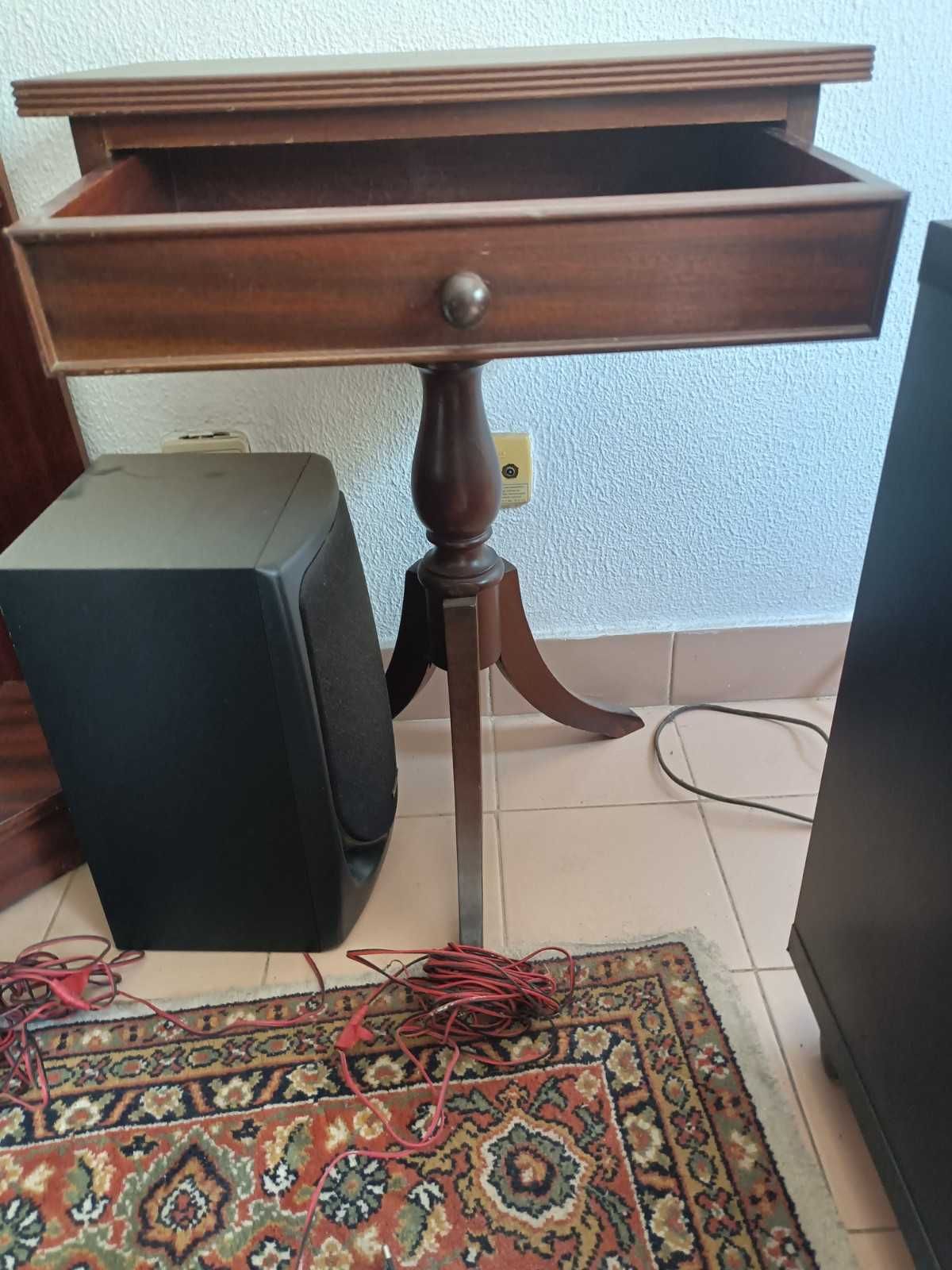 Mesa de apoio antiga com gaveta