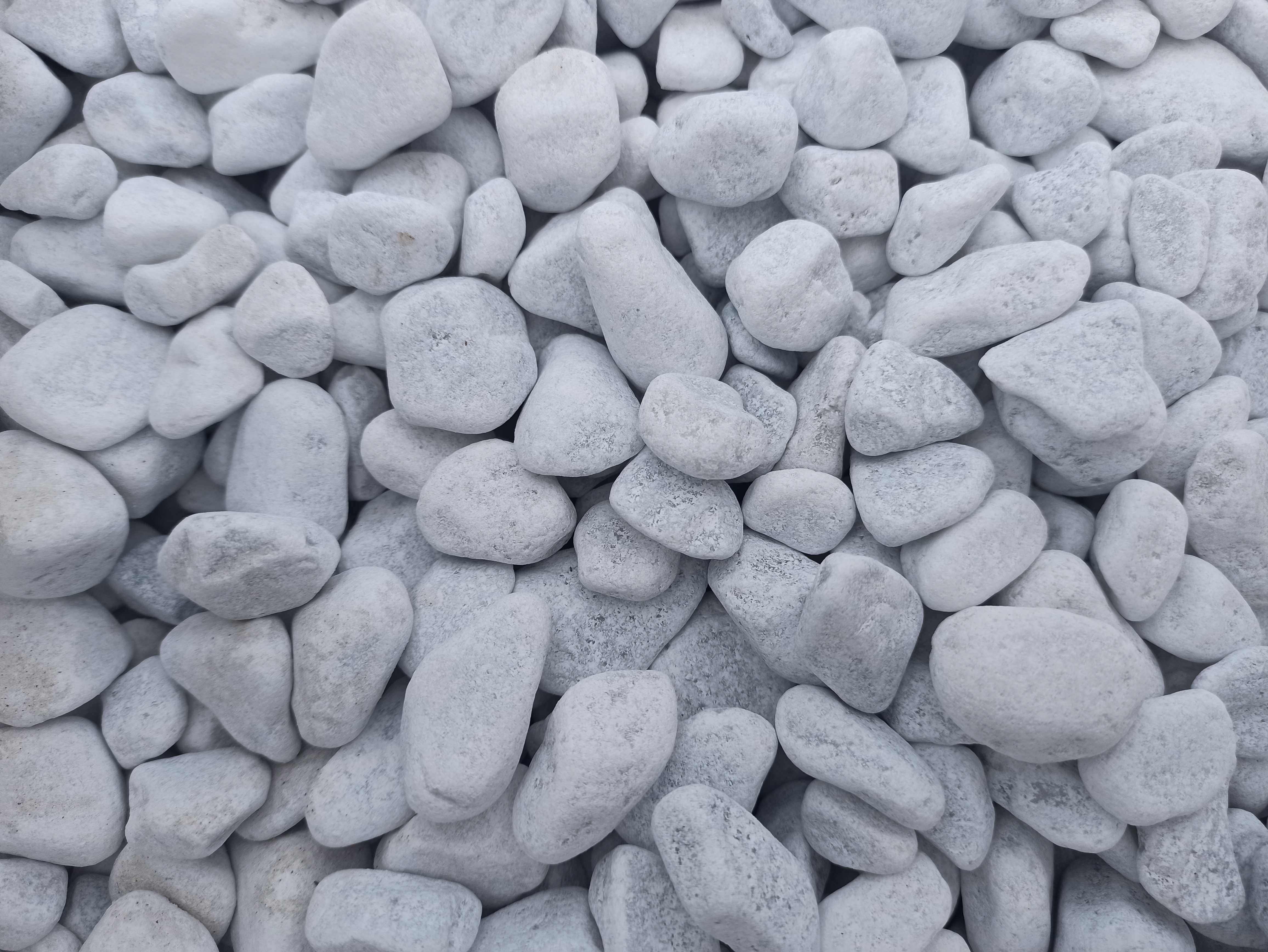 Grys Bianco kamień białoszary do ogrodu ozdobny kamień szary biały
