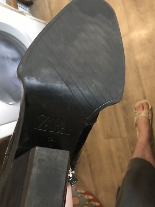 Жіночі осінні ботінки Zara