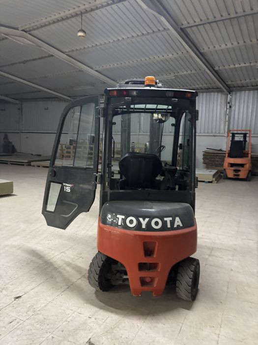 Empilhador toyota 1.5T elétrico com torre tripla em bom estado geral