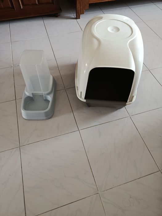 Caixinha e comedouro para gato.