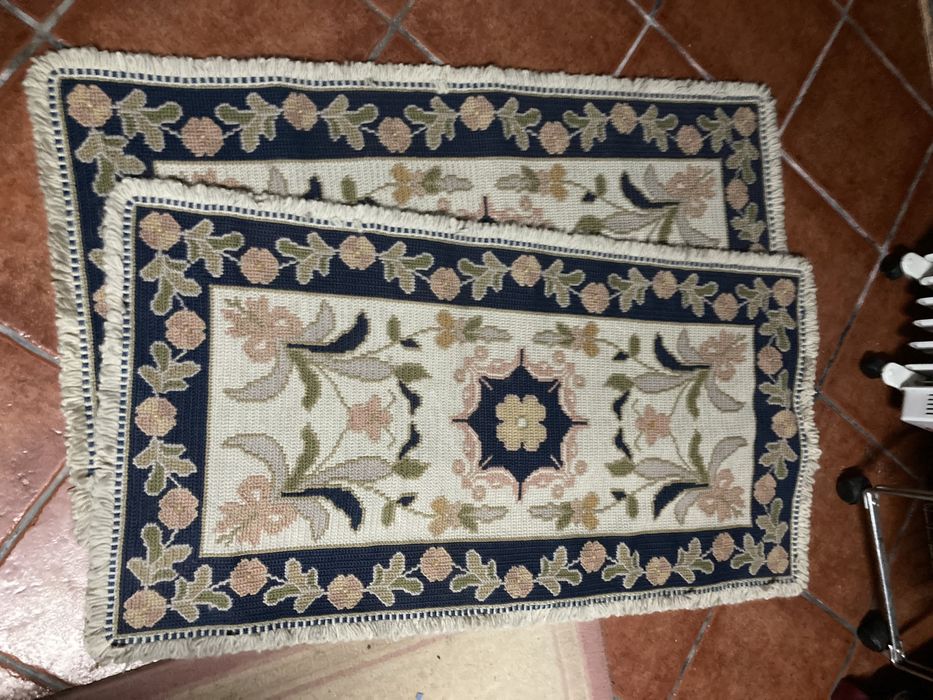 Tapetes de arraiolos 2 iguais em bom estado