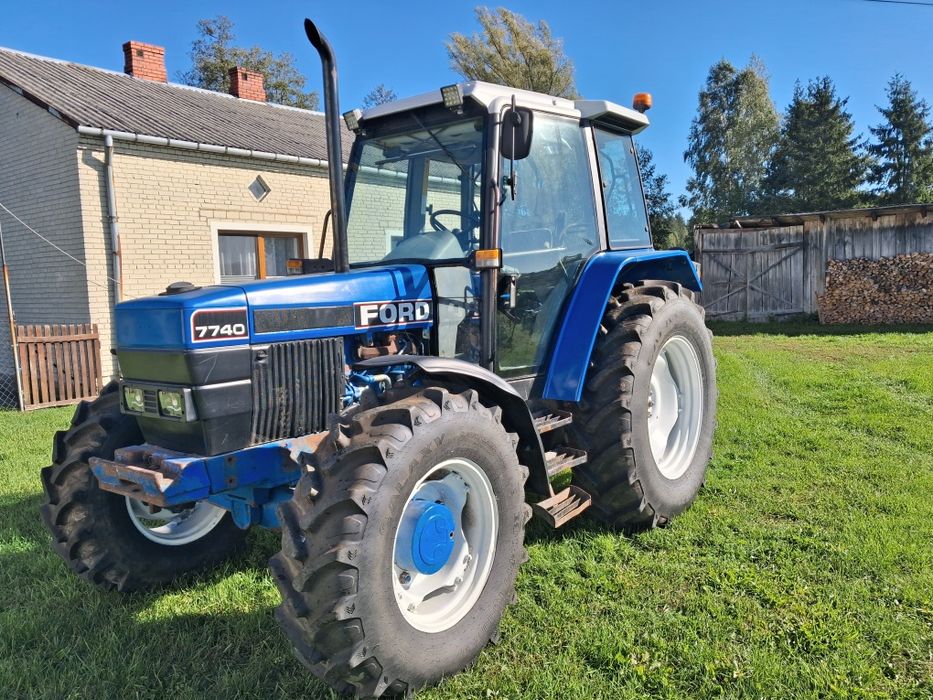 Ford 7740 New Holland