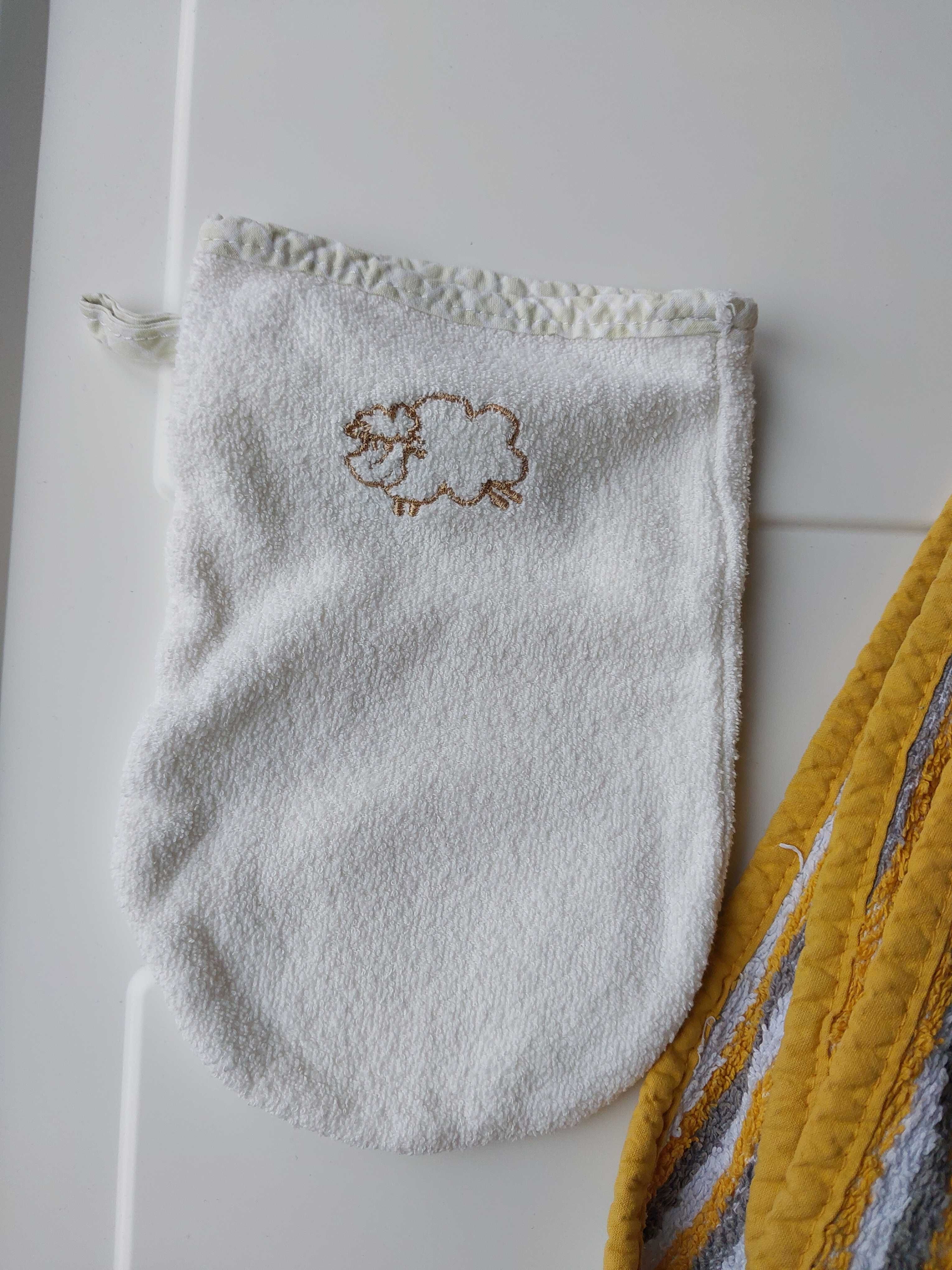 Ręcznik z kapturkiem i myjką
