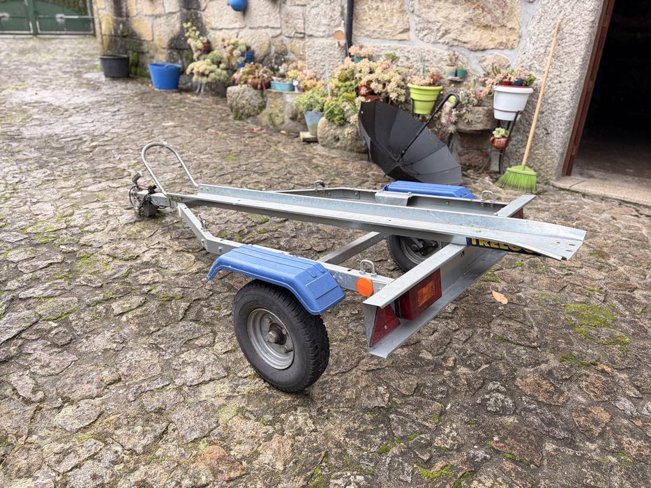 Atrlelado para uma moto