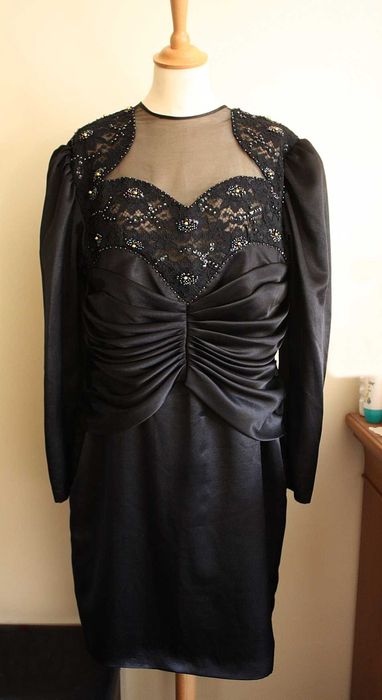 Vestido Preto Vintage com Apliques, Renda e Lantejoulas