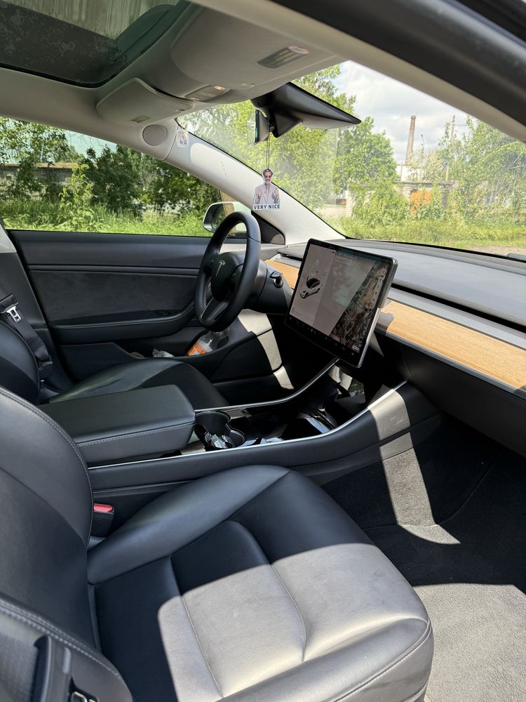 Tesla model 3  2020рік 492кінські сили
