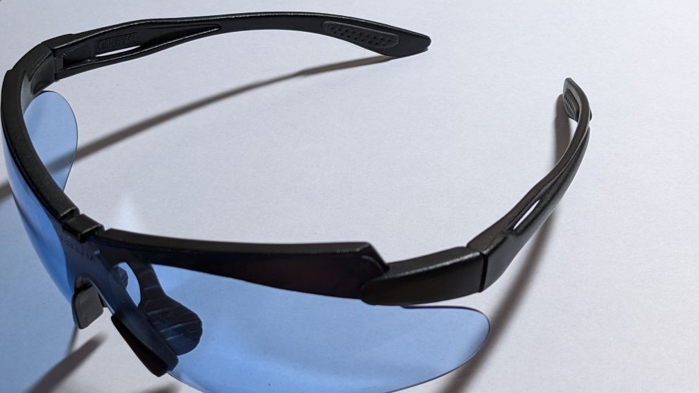 Защитные очки класса  ANSI Z87.1.