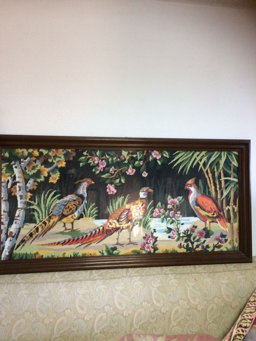 Quadro /tapecaria em meio ponto com motivos de aves.