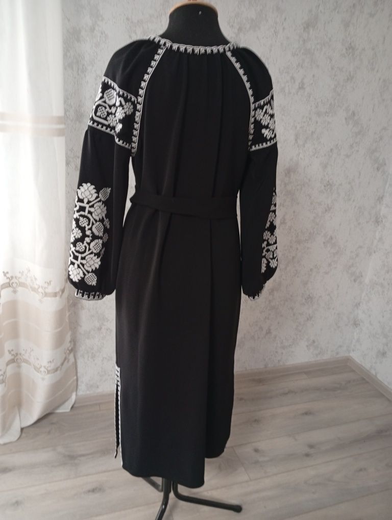 Вишите плаття , довге