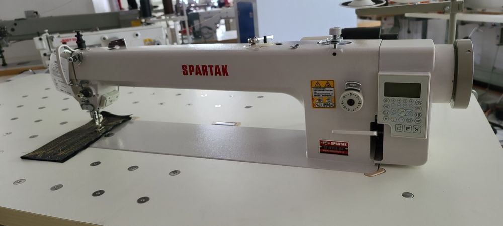 Промышленная прямострочная швейная машина с увеличенной платформой