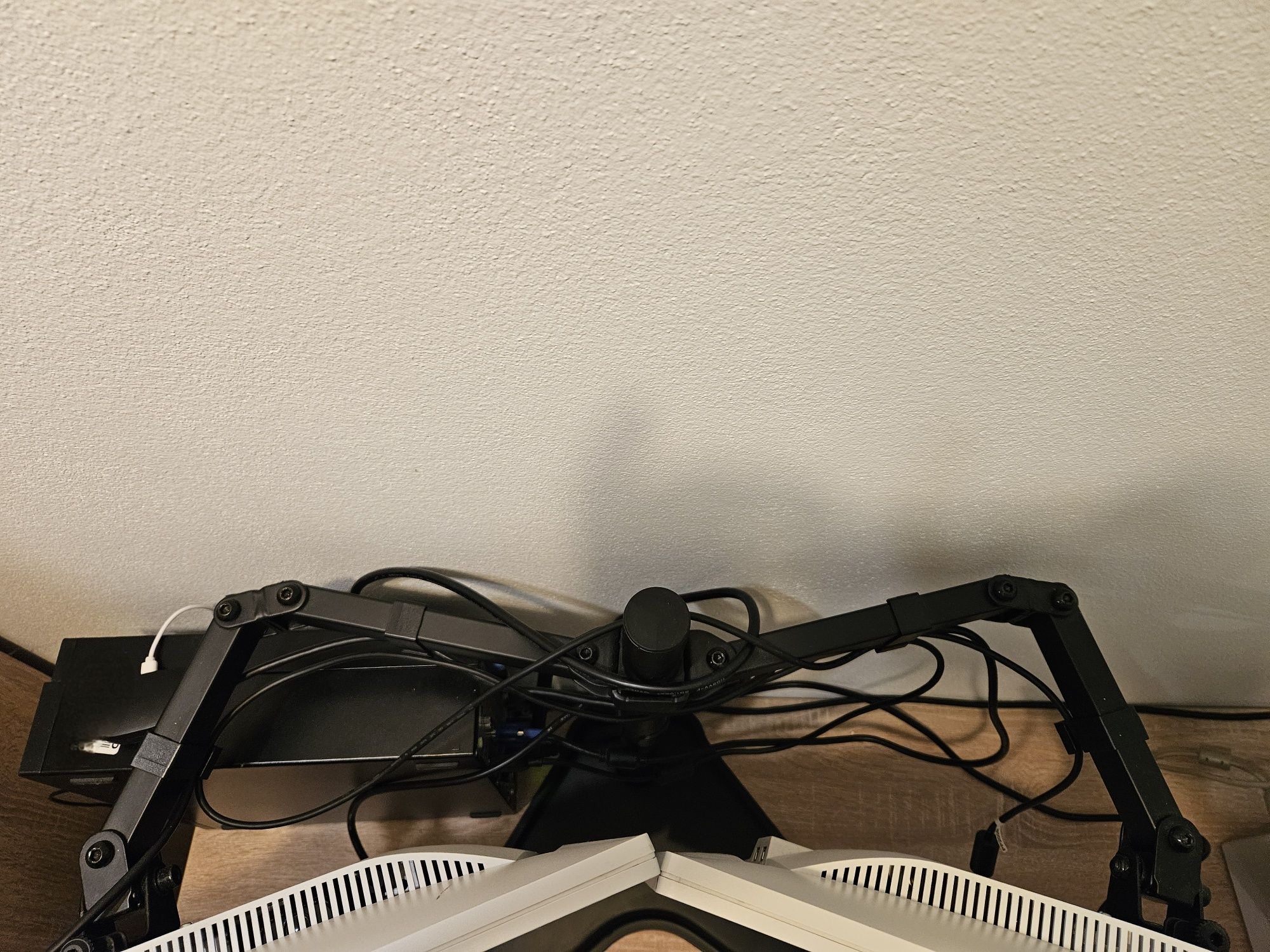 Zestaw monitory Fujitsu 23'' ze stojakiem
