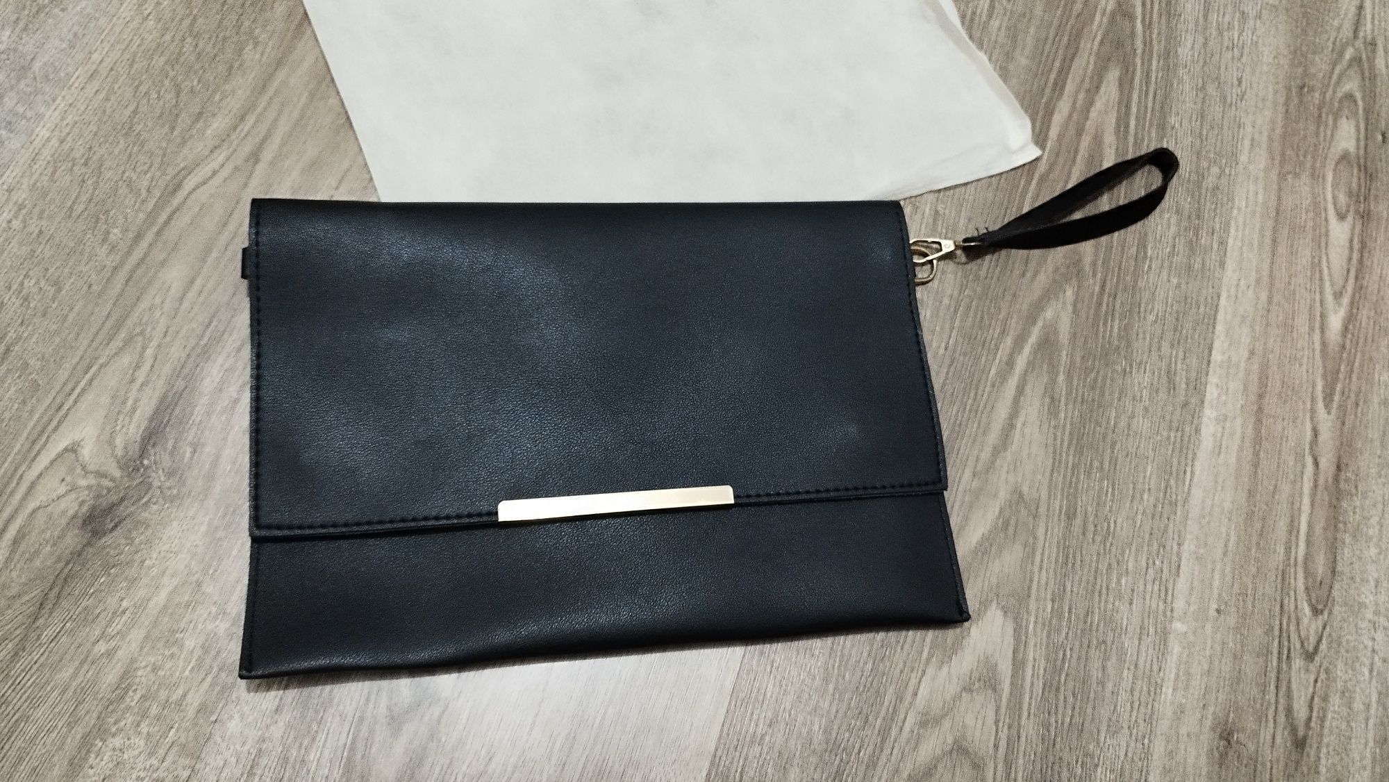 Clutch preta, com apontamento dourado