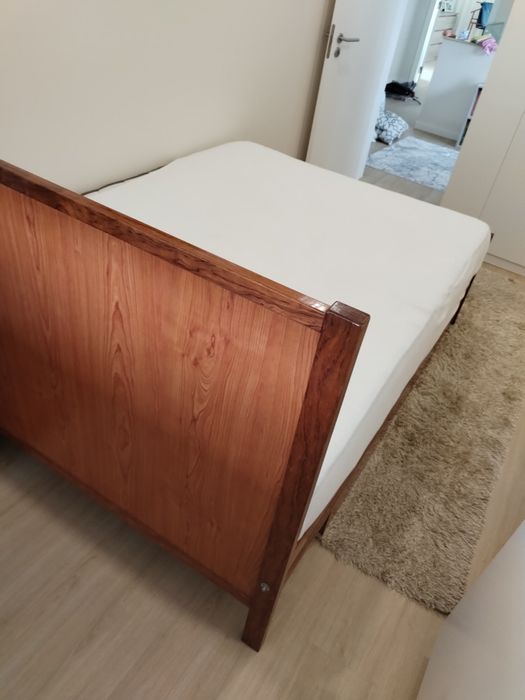 Cama em Madeira maciça cor cerejeira