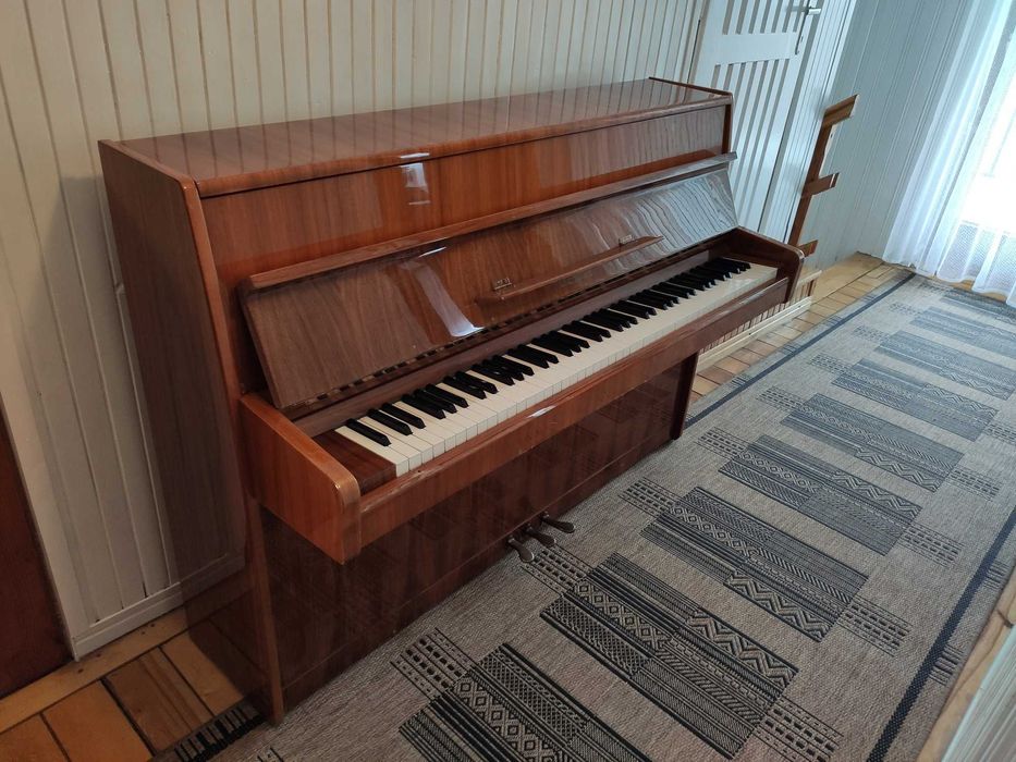 Pianino Legnica Model M-100C