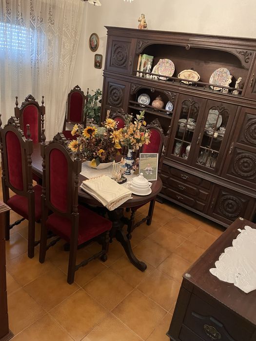Mesa de jantar oval extensivel(cadeiras incluidas)
