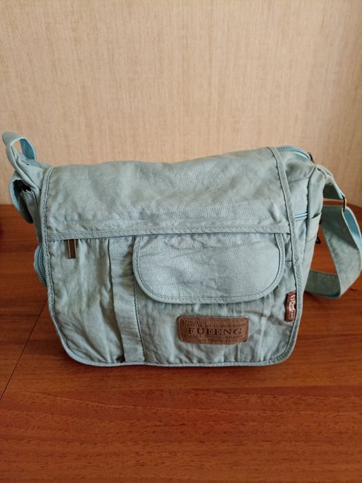 Сумка наплечная из влагостойкой ткани.