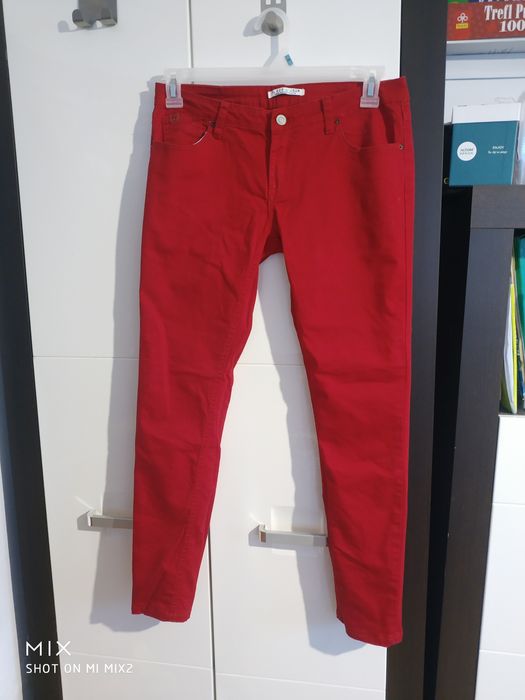 Czerwone dżinsowe spodnie damskie 42.
