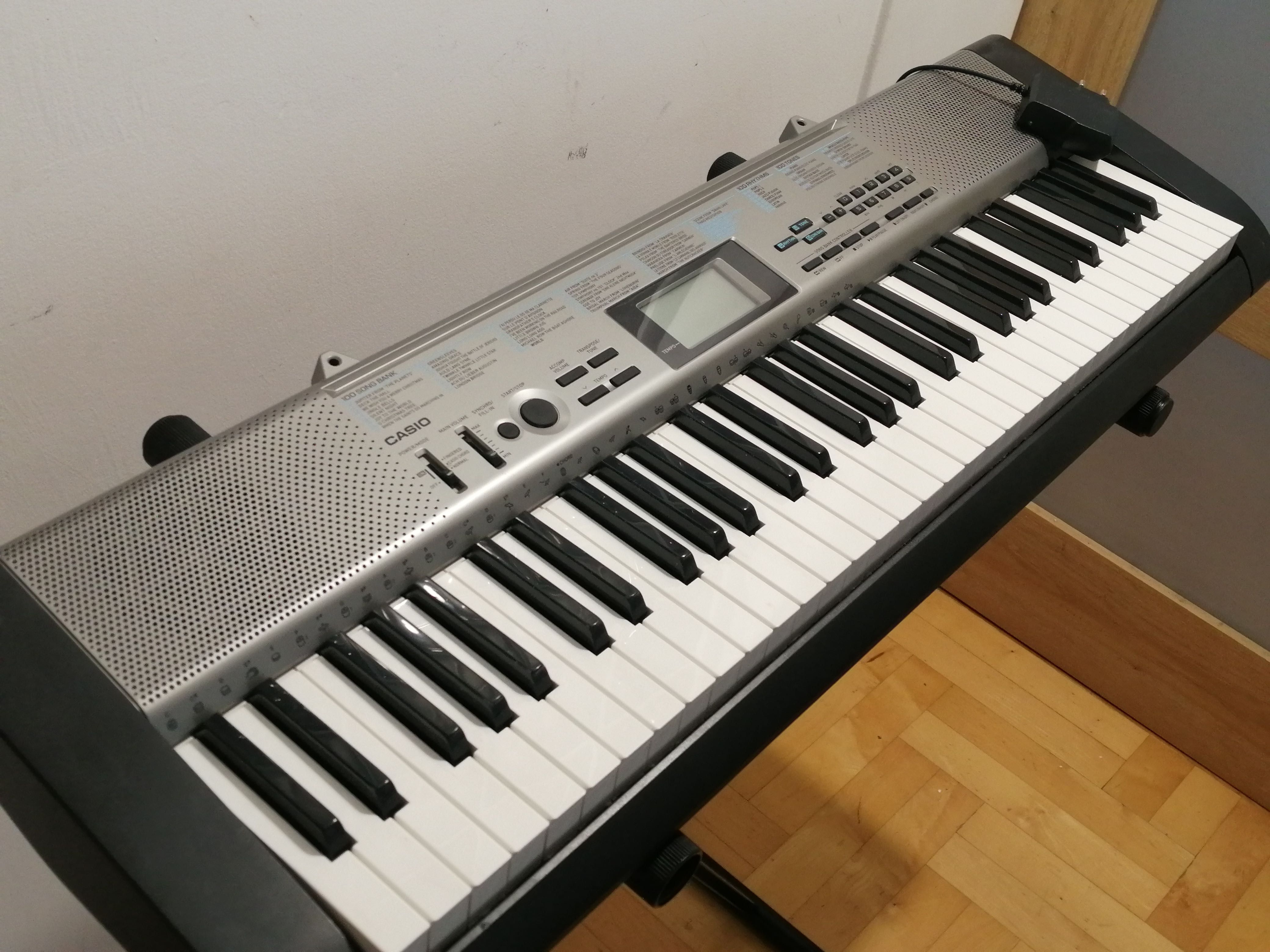 Keyboard Casio z pełnowymiarową klawiaturą i statywem