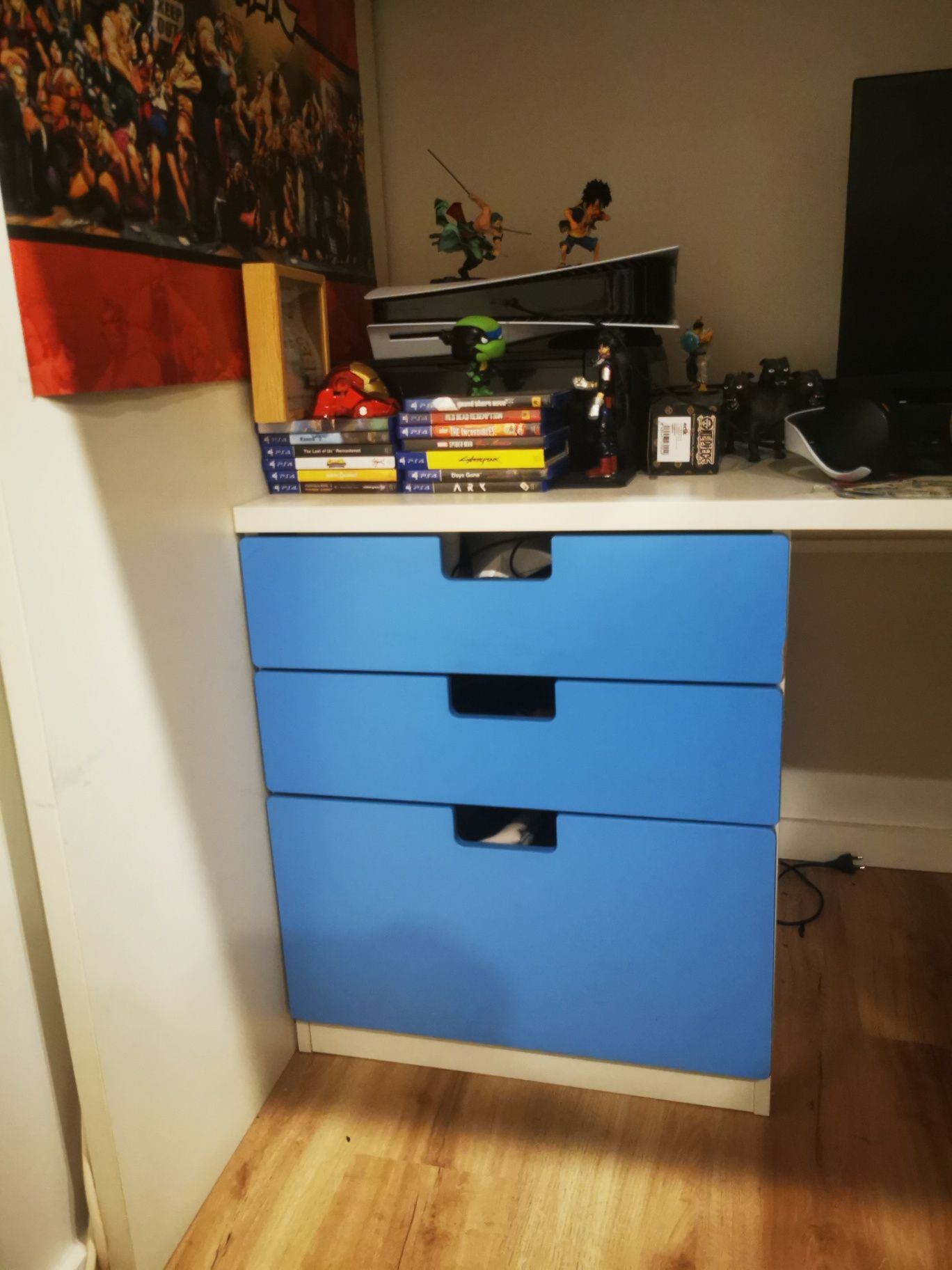 Beliche com secretária Ikea com detalhes azuis